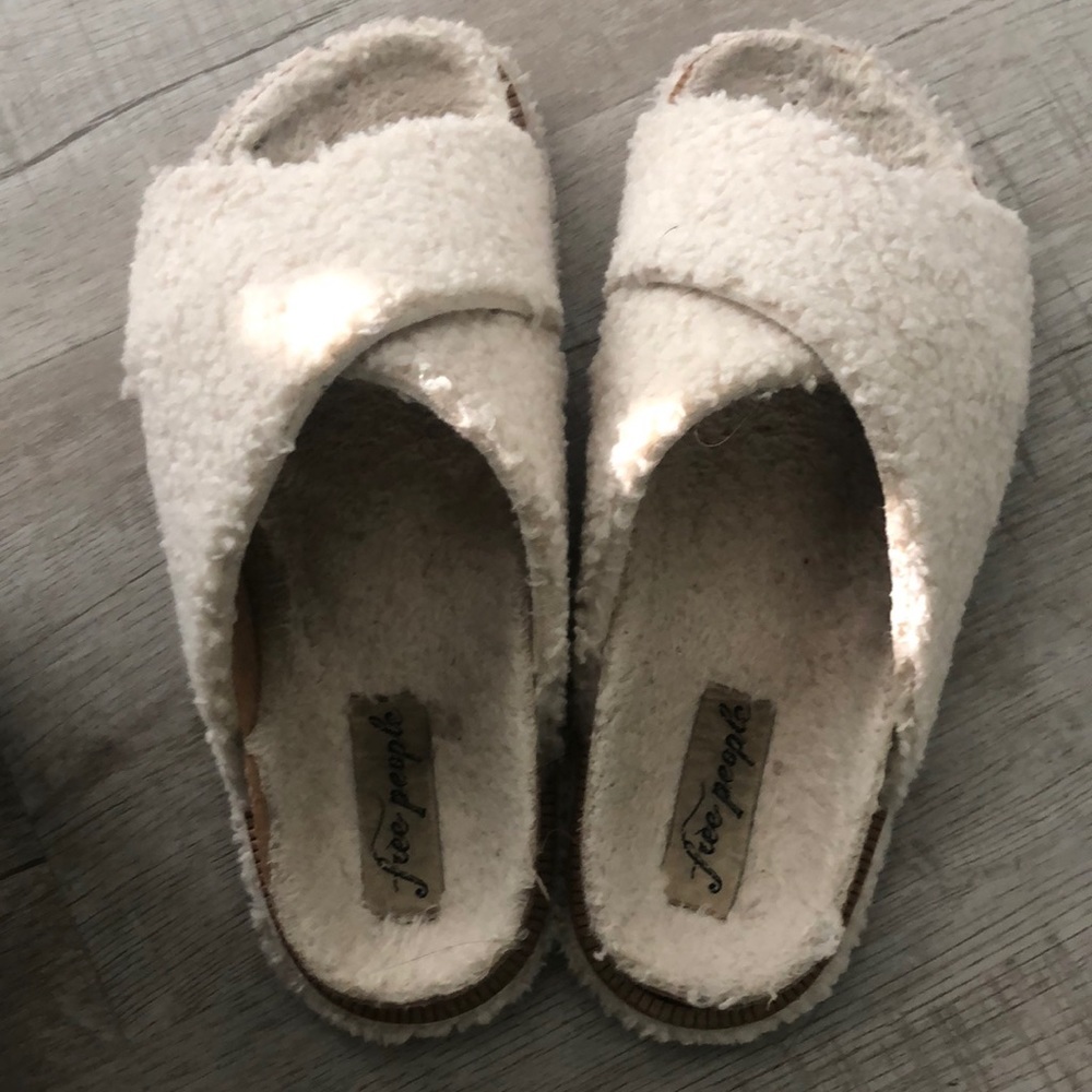 Women’s So Soft Sidelines Footbed Ivory Sandals By Free People!🔥🔥🔥